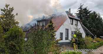 Grote woningbrand in Hengelo: deel van het dak ingestort