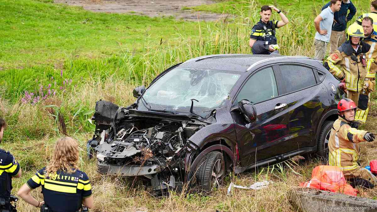 Auto raakt van snelweg en crasht tegen betonnen muur, vrouw zwaargewond