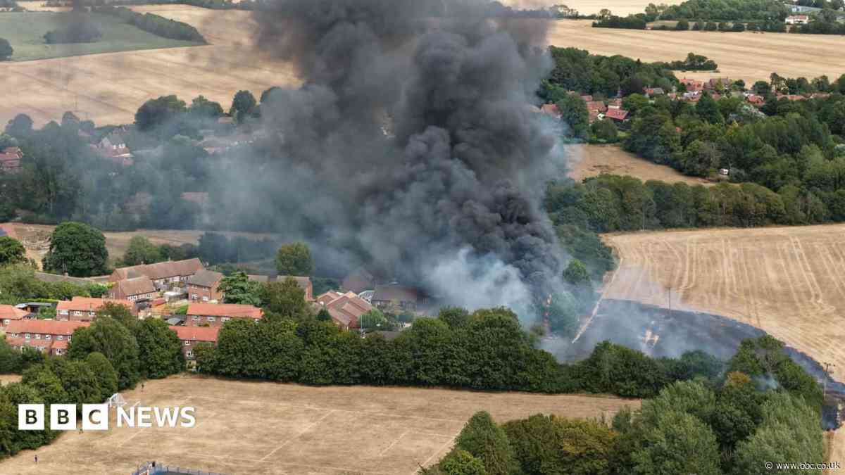 Foil balloon blamed for fire that destroyed homes