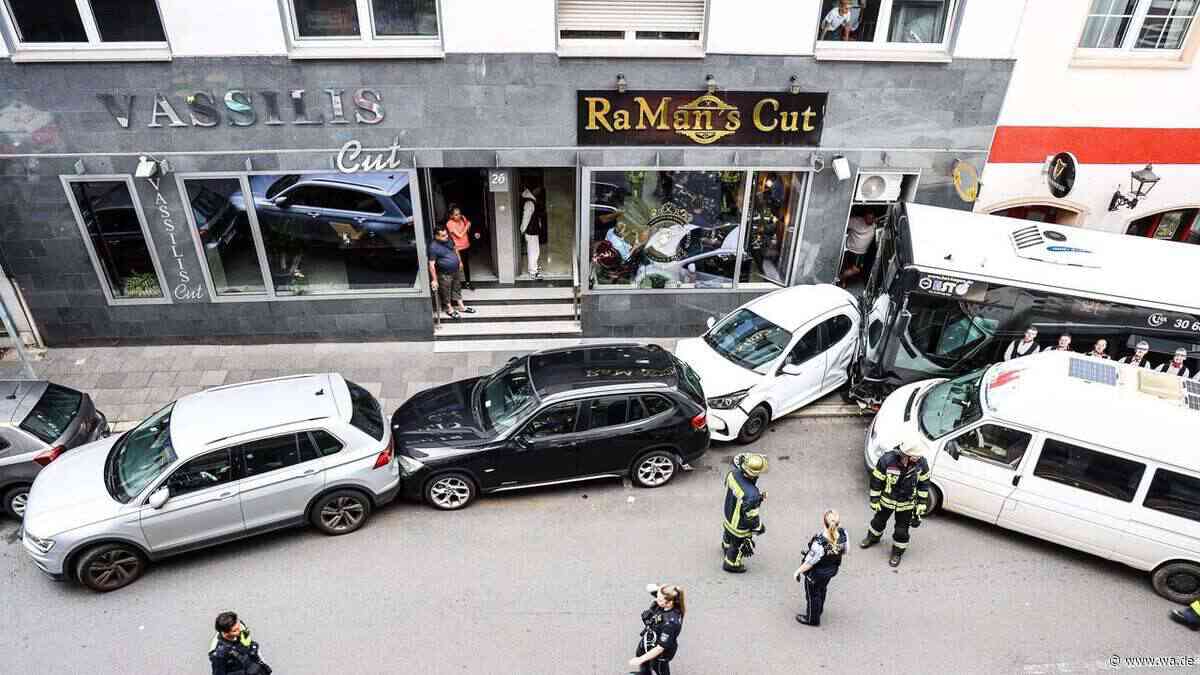 Linienbus kracht in Hagener Innenstadt in sieben Fahrzeuge – Vier Verletzte 