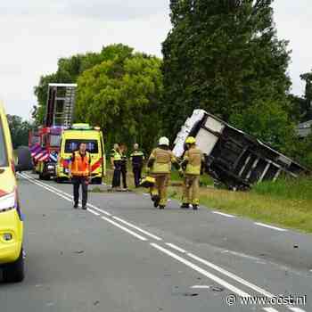Ongeval met camper, motor en twee auto's op N375 bij Wanneperveen