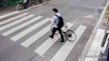 Regeln am Fußgängerüberweg: Wann Radfahrer am Zebrastreifen Vorrang haben