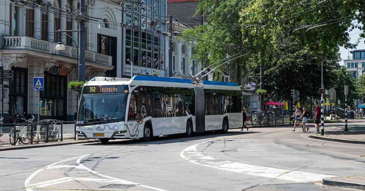 Vitesse-vlaggetjes beperken de inzet van nieuwe bussen, zegt Gelderland: ‘Onderweg stoppen ook geen optie’