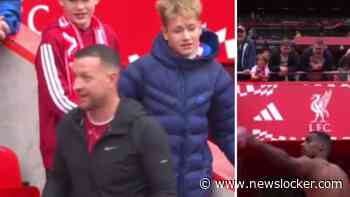 Man grist shirt van Liverpool-spits Alexander Isak weg voor de neus van beteuterd kind