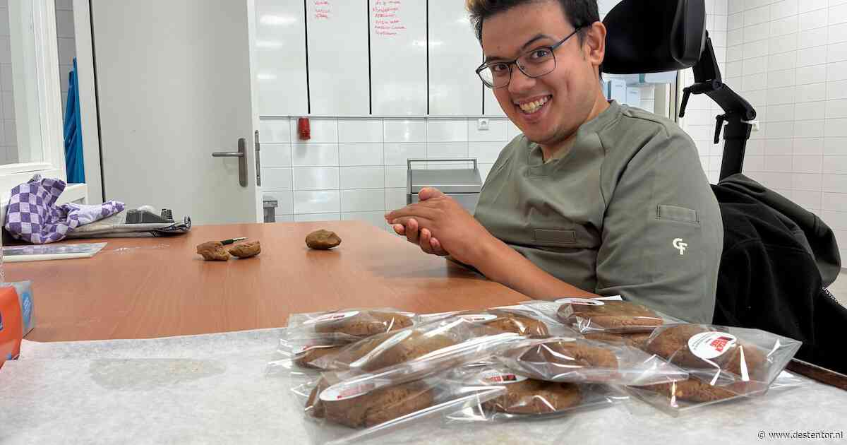 Anderhalf jaar duurde de verbouwing, nu kruipt Kenrick (28) weer met zijn rolstoel achter ‘zijn’ baktafel