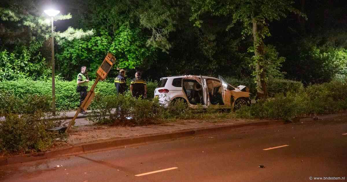 Roosendaler (18) knalde met 111 kilometer per uur tegen een boom, drie vrienden zwaargewond: ‘Stoer doen’