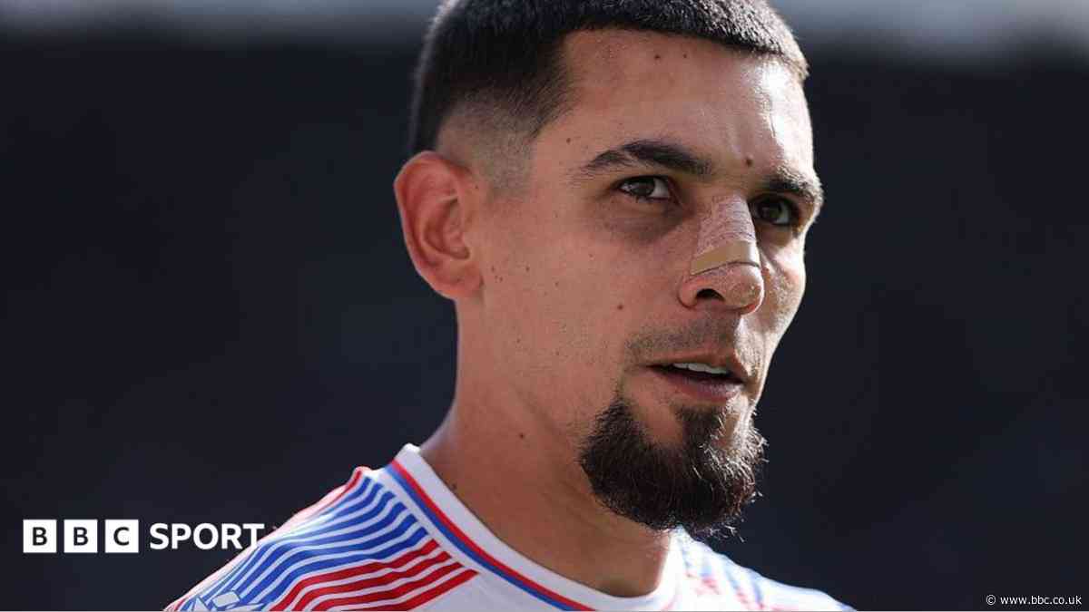 Forest agree £22m deal with Palace for Munoz