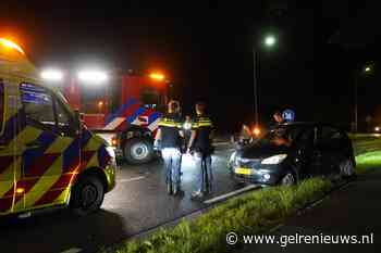 Twee auto’s botsen op provinciale weg, inzittende nagekeken