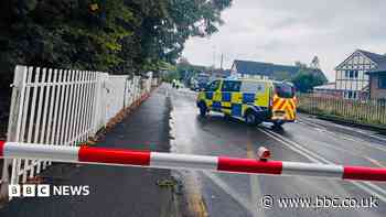 Lorry trapped on level crossing causes rail delays
