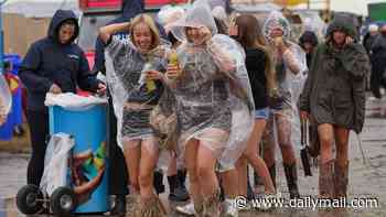 Revellers told to brace for more mixes of sunshine and showers - as Reading Festival wraps up and Notting Hill Carnival hits the streets