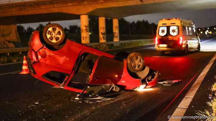 Auto slaat over de kop op A50 bij Sint-Oedenrode, bestuurder viel in slaap