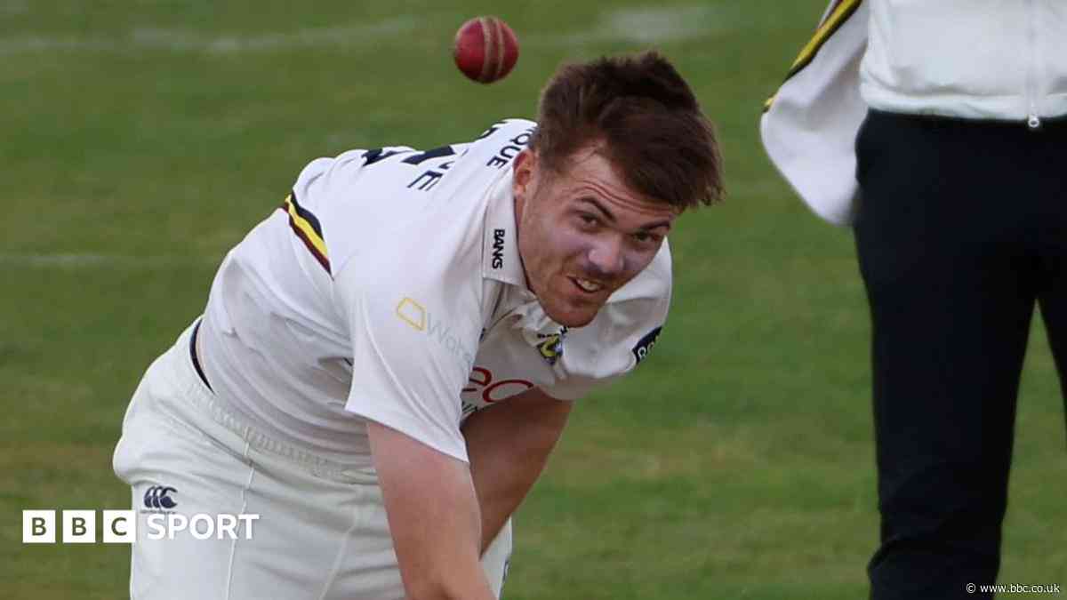 Durham need four runs to beat Gloucs on final day