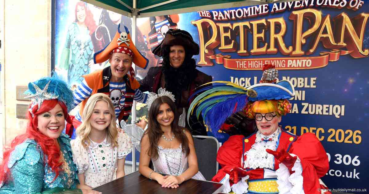 Cast sail into Queen Victoria Square as Hull New Theatre panto is launched