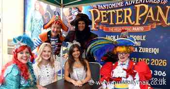 Cast sail into Queen Victoria Square as Hull New Theatre panto is launched