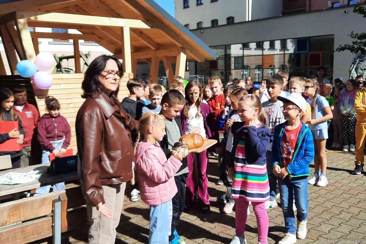 Auf diesem vogtländischen Schulhof wurde ein Haus gebaut
