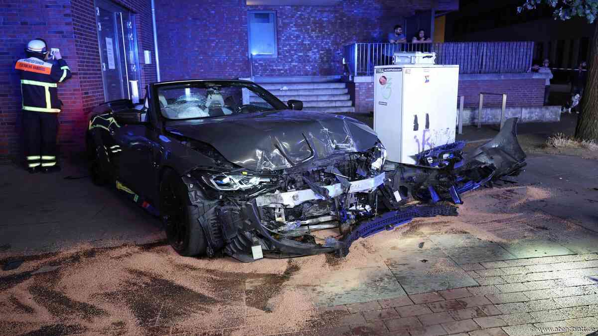 BMW fährt frontal in Hauswand – Fahrzeuginsassen haben einen Schutzengel
