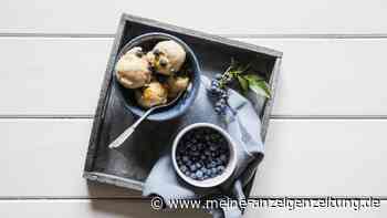 Erdnuss-Eis mit Blaubeeren: selbst gemacht, cremig und mit einem Topping, das Farbe und Frische bringt
