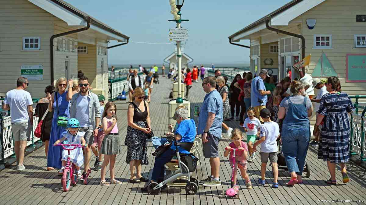 Welsh seaside town with historic pier just 15 minute drive from Cardiff perfect for fossil hunting
