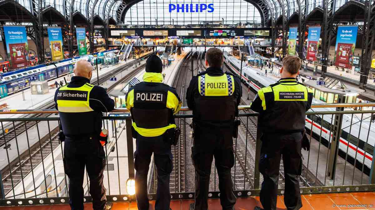 Exhibitionismus im Hauptbahnhof: Mann zieht sich Hose vor Bahnreisenden runter