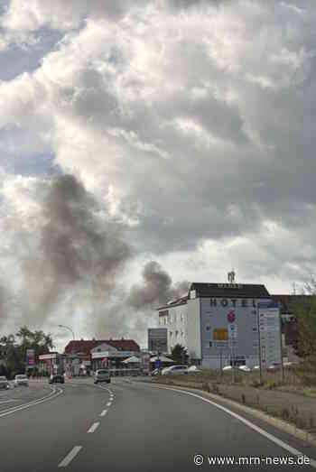 Mannheim – Erstmeldung: Großeinsatz der Feuerwehr in der Sandhofer Straße – Rauchwolke weithin sichtbar