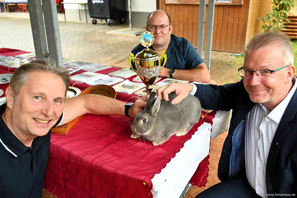 Streicheleinheiten von Landrat und OB für Rassekaninchen in Rochlitz