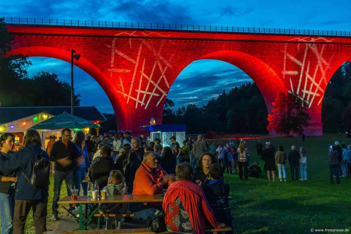 A 72-Brücke im Vogtland leuchtet in bunten Farben: Feierlaune beim Brückenfest