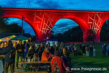 A 72-Brücke im Vogtland leuchtet in bunten Farben: Feierlaune beim Brückenfest