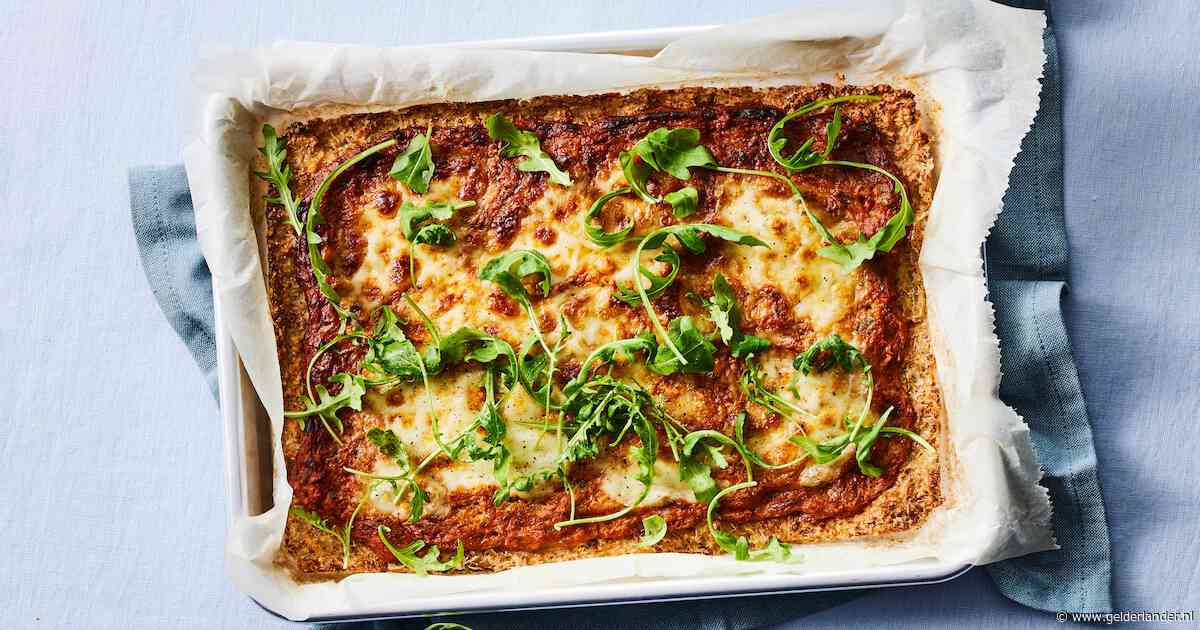 Wat Eten We Vandaag: Bloemkoolpizza met groentesaus en mozzarella