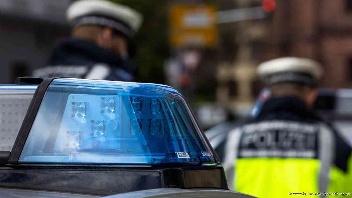 Schöningen: Auto prallt gegen Schild und Laterne – 15-Jähriger am Steuer