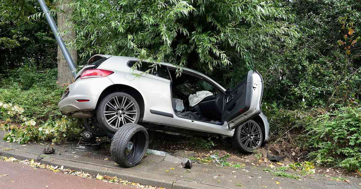 Auto crasht tegen lantaarnpaal na botsing in Oosterhout, bestuurder aangehouden