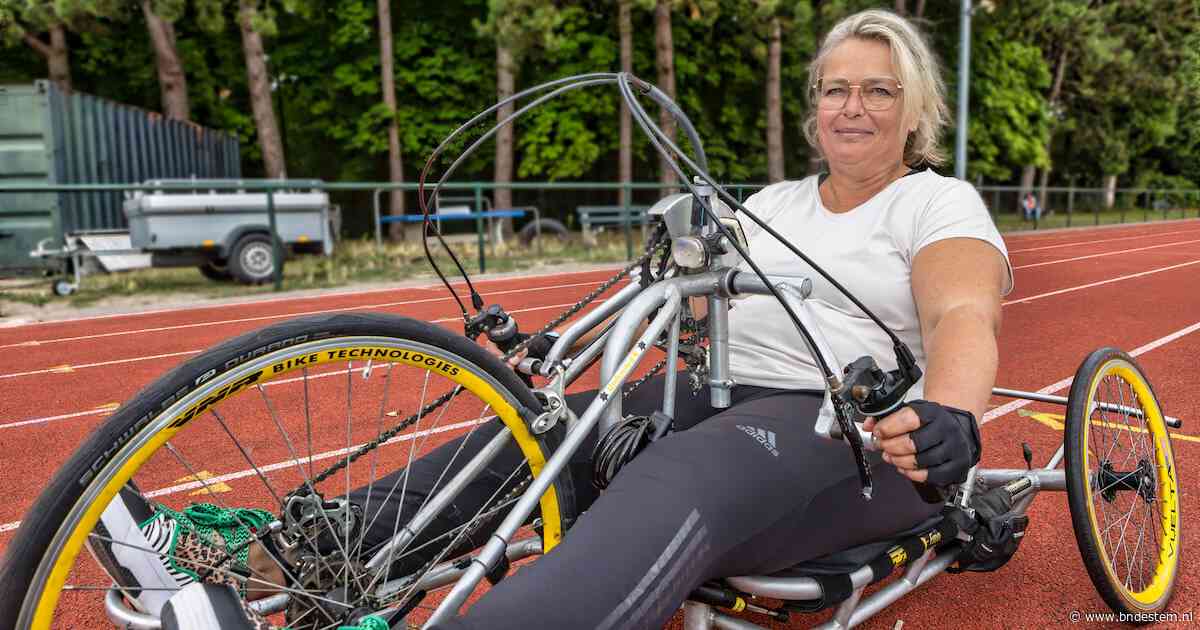 Wendy zit in een rolstoel en wil nu leren golfen: ‘Maar hoe kom ik uit die bunker?’