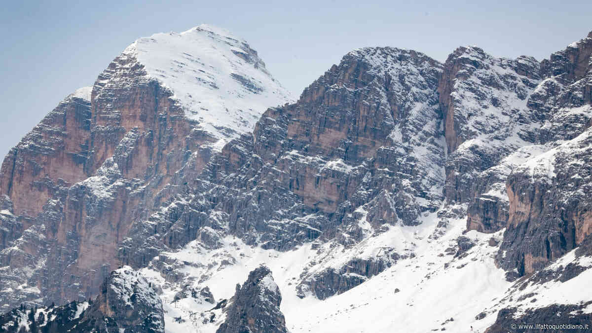 Tragedia in montagna, alpinista di 73 anni precipita per 20 metri e muore sulle Dolomiti