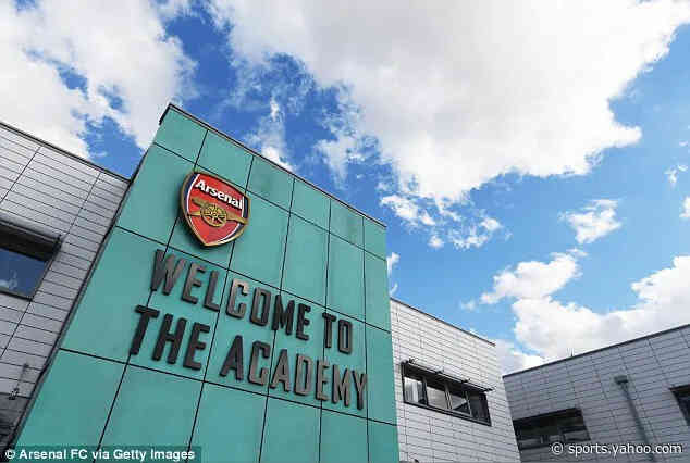 Arsenal announce signing of Axel Donczew