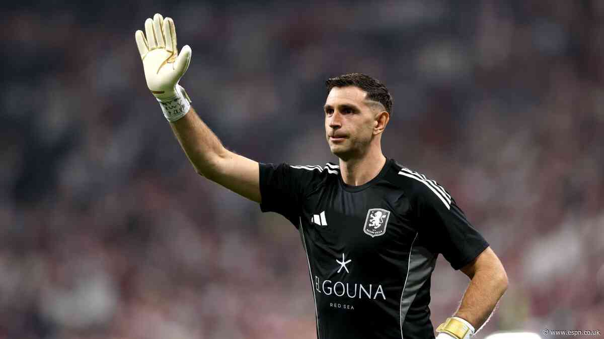 Chelsea sign goalkeeper Martínez from Villa