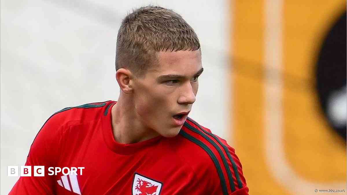 Teenage Cardiff midfielder Donczew joins Arsenal