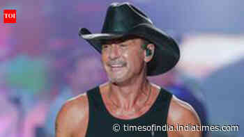 Tim McGraw falls from platform while performing in Cincinnati, laughs off incident