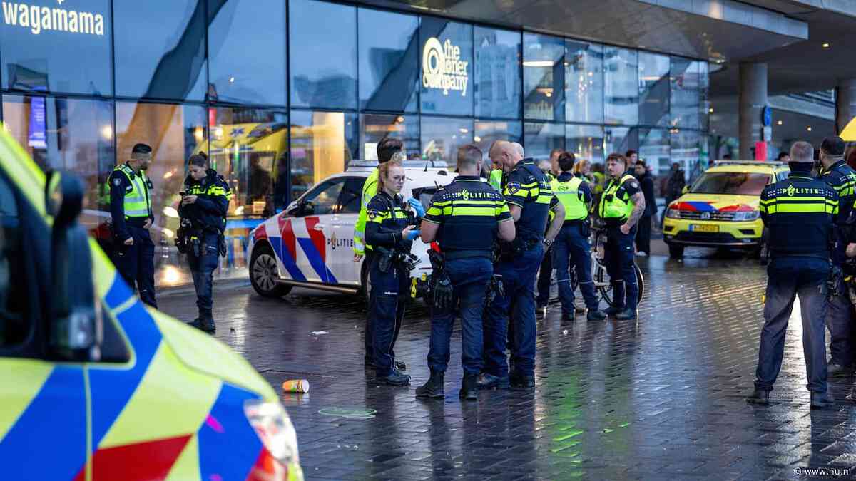 Steekpartij Amsterdam Centraal gelivestreamd op TikTok, man uit Naarden vast
