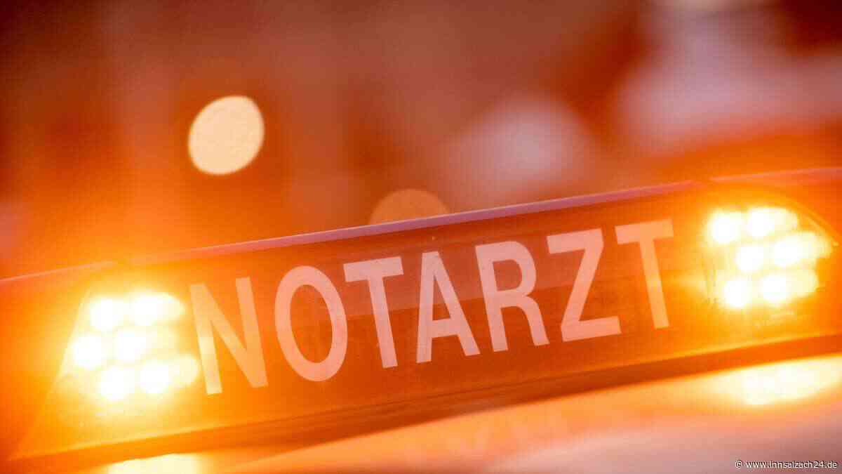 Auto kommt von Straße ab und rast gegen Baum: Zwei junge Männer (†26/†25) tot