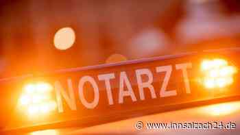 Auto kommt von Straße ab und rast gegen Baum: Zwei junge Männer (†26/†25) tot