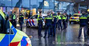 Steekpartij bij Amsterdam Centraal tijdens TikTok-livestream: drie mannen gewond, onder wie verdachte