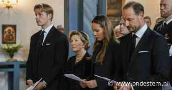 Koninklijke familie samen bij herdenkingsdienst voor Harald, honderden mensen kunnen kerk niet in