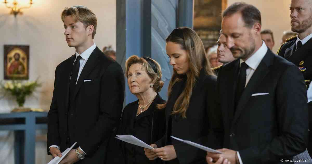 Koninklijke familie samen bij herdenkingsdienst voor Harald, honderden mensen kunnen kerk niet in