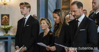 Koninklijke familie samen bij herdenkingsdienst voor Harald, honderden mensen kunnen kerk niet in