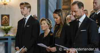 Koninklijke familie samen bij herdenkingsdienst voor Harald, honderden mensen kunnen kerk niet in