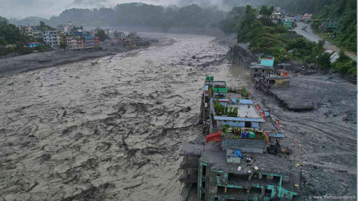 Alluvione in Nepal, almeno 752 morti e 2.500 dispersi: salvata una bambina di 6 anni sotto le macerie. Una nuova frana mette a rischio i soccorsi