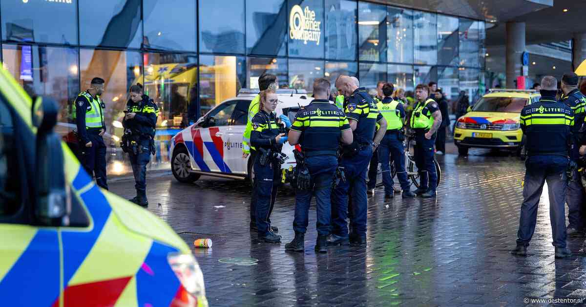 Steekpartij bij Amsterdam Centraal tijdens TikTok-livestream: gewonde verdachte aangehouden