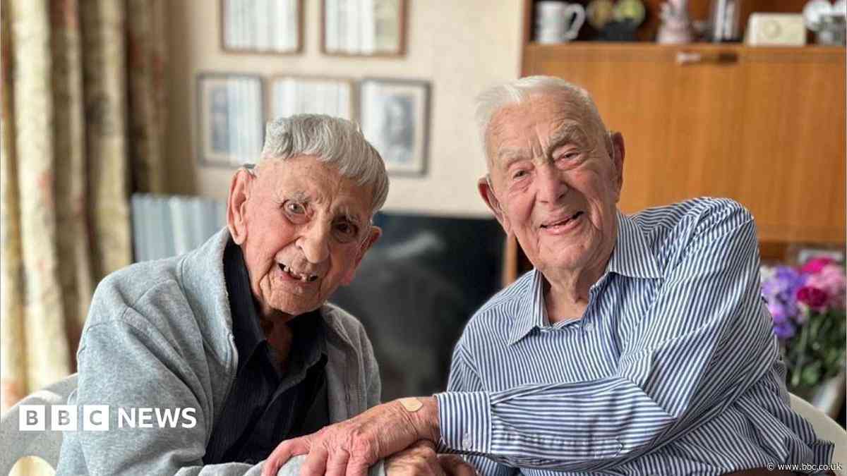 Navy veterans compare Normandy invasion stories