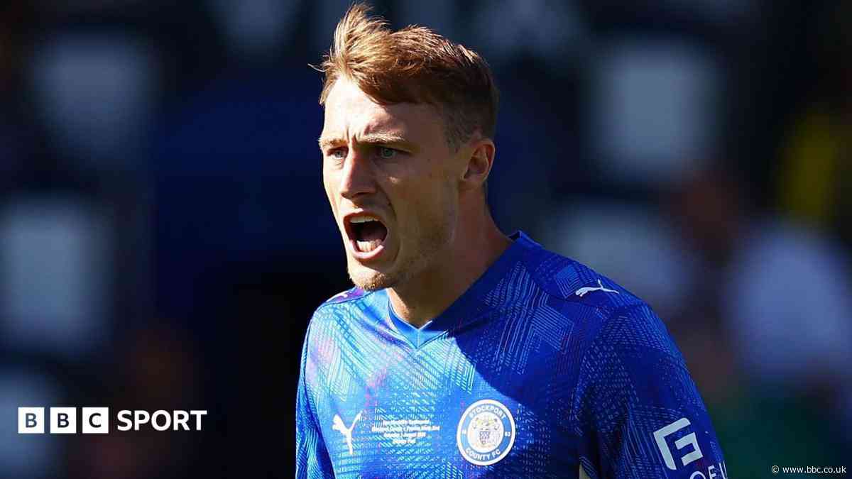 Cambridge sign Stockport midfielder Moxon on loan