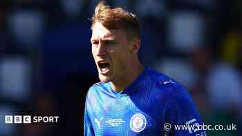 Cambridge sign Stockport midfielder Moxon on loan