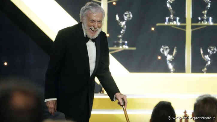 A 100 anni si mette a testa in giù e si allena: “Continuate a muovervi!”. Il video dell’attore Dick Van Dyke: “Mi sento davvero bene, come se avessi circa 13 anni”